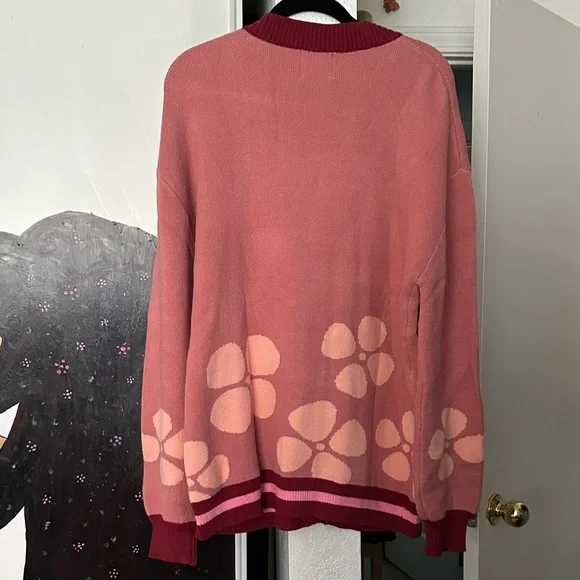 Elegant Floral Cardigan in Pink and Burgundy - Picture 2 of 4